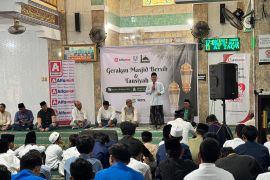 Alfamidi-Unilever distribusikan paket kebersihan ke ratusan masjid 