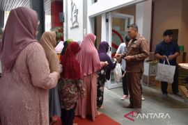 ANTARA bagikan paket bingkisan Lebaran bagi warga sekitar Pasar Baru