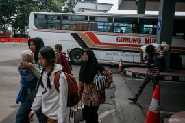 Bertransportasi umum di DKI  Jakarta saat libur Lebaran