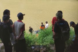 Polresta Surakarta telusuri identitas jasad di Kali Anyar