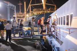 Keberangkatan kapal penumpang terganggu cuaca buruk di Gresik