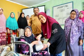 Ketua TP PKK Langkat salurkan rarusan paket sembako