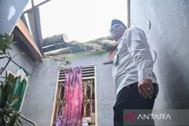 Gerak cepat, Letnan tinjau rumah warga tertimpa pohon