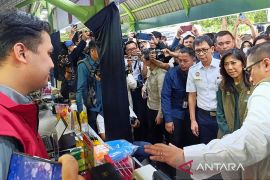 Menkomdigi pantau layanan telekomunikasi di Stasiun Gambir