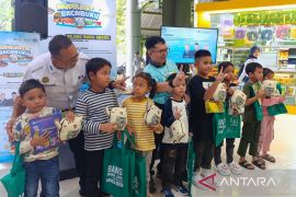 Kemendikdasmen bagikan 3.400 buku bagi anak pemudik di Stasiun Gambir