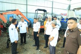 Bupati HSU serahkan bantuan alat pertanian