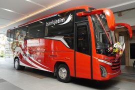 Untag Surabaya terima satu unit bus operasional dari Bank Jatim