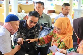 Gubernur Khofifah bagikan 200 paket sembako bagi warga kurang mampu