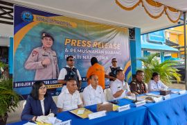 BNN NTT memusnahkan tiga paket narkotika seberat 103,8 gram