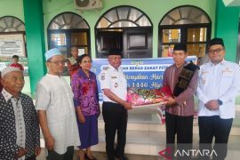 Dominggus Mandacan salurkan zakat fitrah 20,7 ton untuk 200 masjid