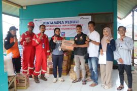 Pertamina Patra Niaga Regional JBB salurkan bantuan korban tanah bergerak di Tasikmalaya