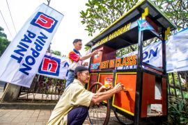 Nippon Paint sulap tampilan ratusan gerobak UMKM menjadi lebih menarik