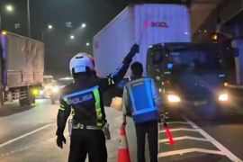 Polres Karawang lakukan penyekatan kendaraan sumbu tiga di tol