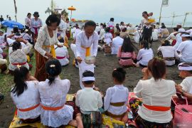 Upacara Melasti di Pantai Boom Banyuwangi
