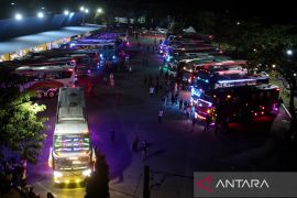 FOTO - Meningkat arus mudik lebaran di Terminal Batoh