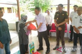 Bangka salurkan 4.122 paket bantuan sembako