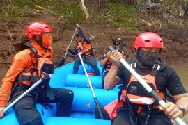 BPBD Jember sebut dua pelajar terseret arus sungai belum ditemukan