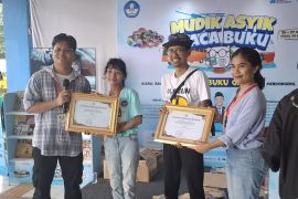 Komunitas literasi hibur pemudik di Terminal Kampung Rambutan