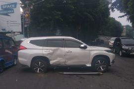 Mobil Camat Labuhan Ratu ditabrak di Jalan Diponegoro