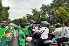 Mitra Grab Ngabuburit dengan bagikan ratusan takjil di Mataram