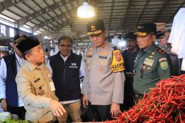 Kapolda dampingi Gubernur  Jambi sidak harga komoditas di pasar