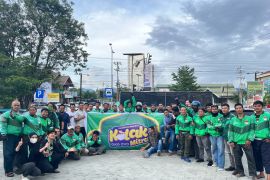 Mitra Grab di Palu Ngabuburit dengan bagi Ratusan Takjil