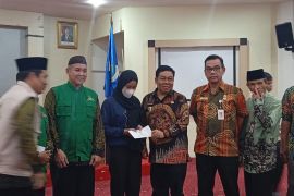 Pj Wako Pangkalpinang serahkan bantuan Baznas kepada PMI non prosedural dari Myanmar