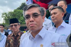 Menaker sebut bonus hari raya berbeda dengan THR