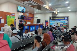 Ratusan warga Bengkulu manfaatkan layanan SIM sebelum libur Lebaran
