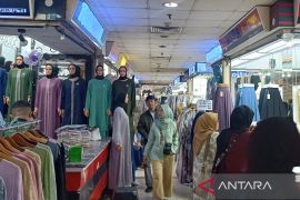 Berburu sandang untuk lebaran di Pasar Tanah Abang