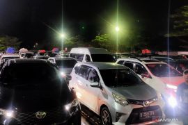 Mobil pemudik mulai padati kantong parkir di Pelabuhan Merak