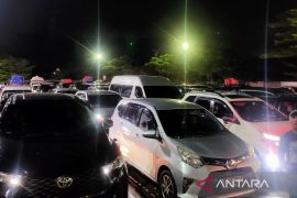 Mobil pemudik mulai memadati kantong parkir Pelabuhan Merak