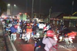 Pemudik bermotor keluhkan kondisi jalan pada jalur mudik Karawang berlubang