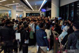 Kondisi Dermaga 6 Pelabuhan Merak malam ini, penumpang membludak