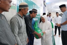 Bupati Sinjai serahkan paket Ramadhan Bahagia Baznas kepada ratusan marbot masjid