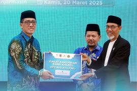 Bank Kalsel serahkan zakat karyawan Rp2,3 miliar kepada BAZNAS Kalsel