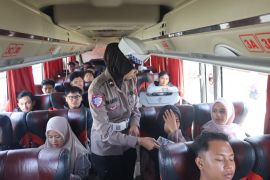 Ditlantas Polda Kalteng bagikan buku saku keselamatan berlalu lintas ke pemudik