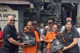 Jimbaran Hijau bagikan sembako ke lansia jelang hari raya