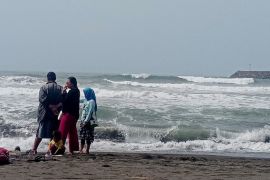 Waspadai gelombang empat meter di  Kepulauan Nias