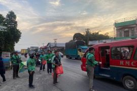 Mitra Grab Ngabuburit dengan bagikan ratusan takjil di Medan