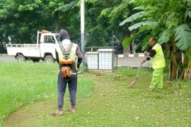 Pemkot Tangerang sediakan layanan potong rumput area yang digunakan shalat Idul Fitri
