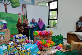 DPW Perempuan Bangsa Jatim serahkan bantuan perlengkapan balita