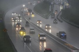 Tips aman berkendara di jalan tol saat hujan deras
