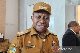 Bupati Waropen bakal aktifkan Bandara Petrus Simunapendi di Botawa