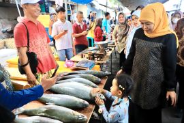 Khofifah kenalkan tradisi Pasar Bandeng Gresik kepada cucu
