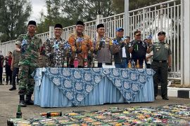 Bupati Bogor pimpin pemusnahan barang bukti 13.583 botol miras sitaan saat Ramadhan