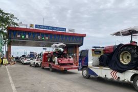 Gerbang tol Kramasan  mulai dipadati pemudik pada H-3 Lebaran 2025