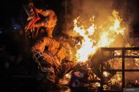 Bakar ogoh-ogoh jelang Nyepi
