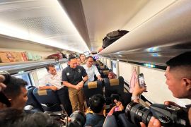 AHY, Wamen BUMN dan Dirut KAI menyapa pemudik di Stasiun Pasar Senen