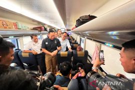 AHY, Wamen BUMN dan Dirut KAI sapa pemudik di Stasiun Pasar Senen